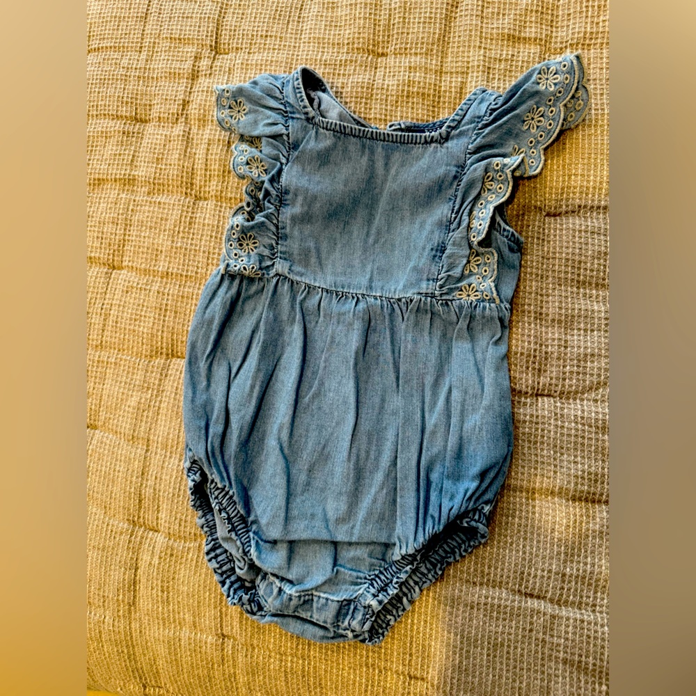 Gap Girl Outfit